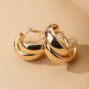 Never used earrings. Beautiful for all occasions.